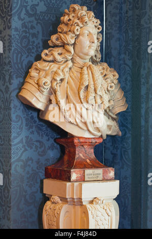 Eine Büste des Grand Dauphin (Louis de France) schaut aus dem Fenster in das Chateau de Chambord, Loir-et-Cher, Centre, Frankreich Stockfoto