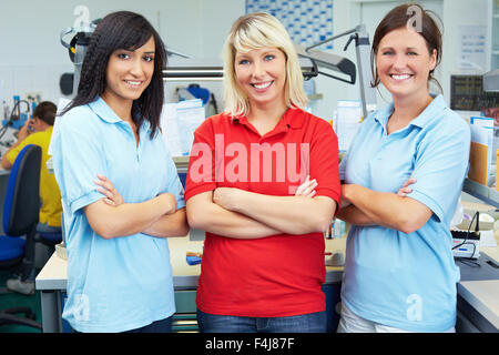 Drei Zahntechniker in einem Dentallabor Stockfoto