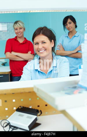 Drei Zahntechniker in einem Dentallabor Stockfoto