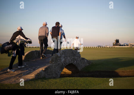 Golfer Brücke die Welt berühmten Swilcan (brennen) auf St. Andrews Links Golf Old Course in St. Andrews, Schottland, Großbritannien. Stockfoto