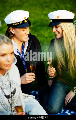 Eine Gruppe von Studenten sitzen in der Wiese, Schweden. Stockfoto