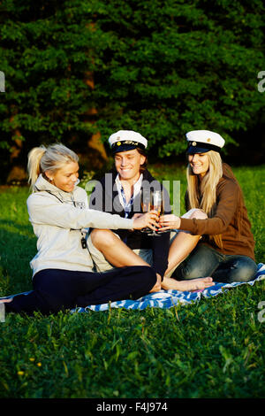 Eine Gruppe von Studenten sitzen in der Wiese, Schweden. Stockfoto