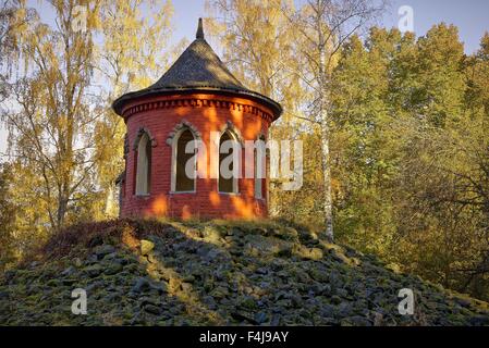 Sommerhaus an einem sonnigen Herbstmorgen am Aulanko städtischen Nationalpark in Finnland. HDR-Bild. Stockfoto