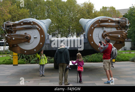 London, UK. 18. Oktober 2015. Bewölkten Tag über Imperial Kriegsmuseum als Tourist besuchen Ausstellungen und genießen Sie die Displays. Bildnachweis: Clifford Norton/Alamy Live-Nachrichten Stockfoto