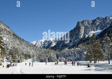 Familie aktiv Winterruhe im Marcadau-Tal Stockfoto