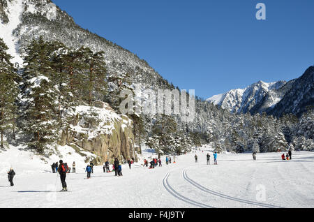 Familie aktiv Winterruhe im Marcadau-Tal Stockfoto