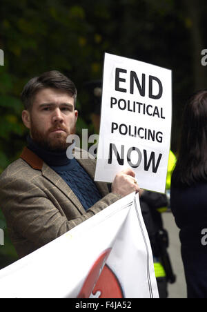 Die abweichende republikanische Gruppe republikanische Netzwerk für Unity (RNU) protestieren bei einer Police Service of Northern Ireland (PSNI) Veranstaltung Stockfoto