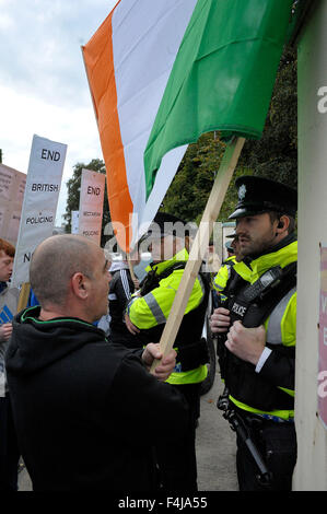 Die abweichende republikanische Gruppe republikanische Netzwerk für Unity (RNU) protestieren bei einer Police Service of Northern Ireland (PSNI) Veranstaltung Stockfoto