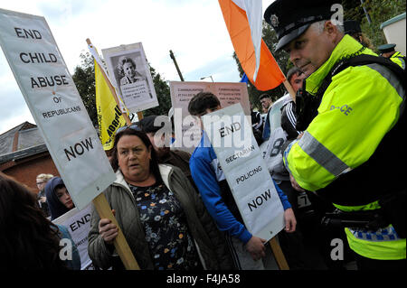 Die abweichende republikanische Gruppe republikanische Netzwerk für Unity (RNU) protestieren bei einer Police Service of Northern Ireland (PSNI) Veranstaltung Stockfoto