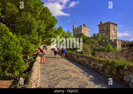 Innenteil und Stadtmauer von St.-Peter Burg Bodrum, Provinz Mugla, Türkei. Stockfoto