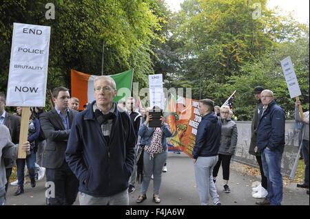 Demokratische Unionist Party (DUP) MP für East Londonderry, Gregory Campbell, einen Dissidenten republikanischen Protest zu beobachten Stockfoto