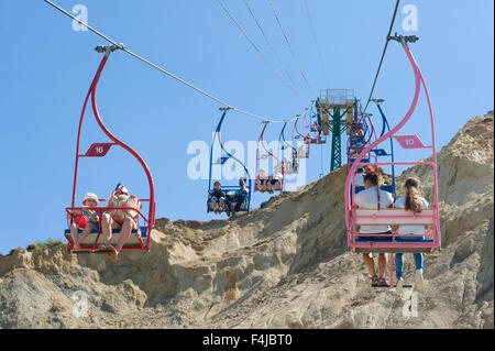 Touristen reisen Alum Bay Strand auf der Isle Of Wight mit dem Sessellift. Stockfoto