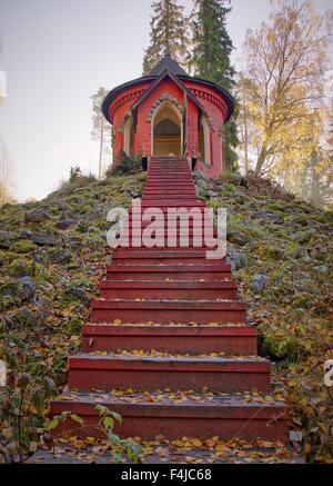 Treppe zum Pavillon an einem sonnigen Herbstmorgen im Aulanko Naturpark in Finnland. HDR-Bild. Stockfoto