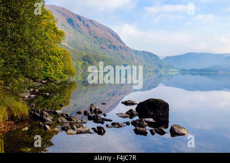 Ruhige aussicht auf noch ruhiges Wasser in Llyn Dinas See an einem Herbstmorgen in Nantgwynant Tal in Hügeln des Snowdonia National Park (Eryri) Wales UK Stockfoto