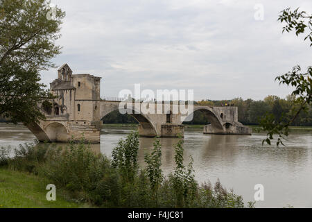 Blick Auf Die Pont St. Bénézet Auch Pont d ' Avignon Stockfoto