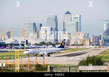 London City Airport Flugzeuge, Docklands, London, England, Vereinigtes Königreich Stockfoto