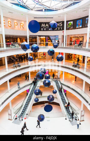 Paris, Frankreich, Luftblick in der französischen Shopping Mall, 'Centre Commercial Beaugrenelle' Staircase Zeitgenössische Innenräume Design Atrium, Shopping Centre interior france Stockfoto