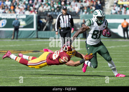 East Rutherford, New Jersey, USA. 18. Oktober 2015. New York Jets Wide Receiver Quincy Enunwa (81) läuft mit dem Ball als Washington Redskins innen Linebacker geht Keenan Robinson (52) nach ihm während der NFL-Spiel zwischen den Washington Redskins und die New York Jets MetLife Stadium in East Rutherford, New Jersey. Die New York Jets gewann 34-20. Christopher Szagola/CSM/Alamy Live-Nachrichten Stockfoto
