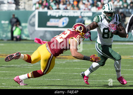 East Rutherford, New Jersey, USA. 18. Oktober 2015. New York Jets Wide Receiver Quincy Enunwa (81) läuft mit dem Ball als Washington Redskins innen Linebacker geht Keenan Robinson (52) nach ihm während der NFL-Spiel zwischen den Washington Redskins und die New York Jets MetLife Stadium in East Rutherford, New Jersey. Die New York Jets gewann 34-20. Christopher Szagola/CSM/Alamy Live-Nachrichten Stockfoto