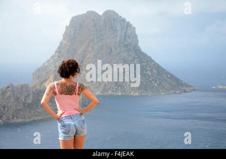 ES VEDRA, eine unbewohnte Felseninsel befindet sich 2km vor der Westküste von Ibiza, im Bereich Cala d ' Hort. Stockfoto