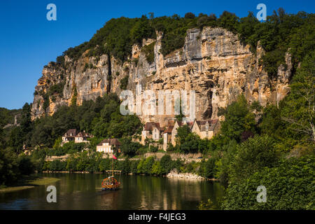 Ein Gabere, der seinen Weg in Richtung Castelnaud-la-Chapelle am Fluss Dordogne Stockfoto