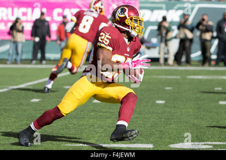 East Rutherford, New Jersey, USA. 18. Oktober 2015. Washington Redskins Runningback Chris Thompson (25) läuft mit dem Ball während der NFL-Spiel zwischen den Washington Redskins und die New York Jets MetLife Stadium in East Rutherford, New Jersey. Die New York Jets gewann 34-20. Christopher Szagola/CSM/Alamy Live-Nachrichten Stockfoto