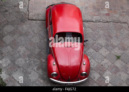 Arequipa, Peru - 16. Oktober 2015: Ansicht von oben von einem roten Volkswagen Kaefer in den Straßen von Arequipa. Stockfoto