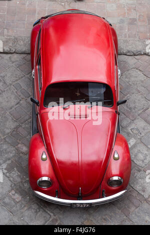 Arequipa, Peru - 16. Oktober 2015: Ansicht von oben von einem roten Volkswagen Kaefer in den Straßen von Arequipa. Stockfoto