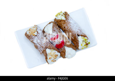 Cannoli mit Ricotta-Käse auf einem weißen Hintergrund von oben gesehen Stockfoto