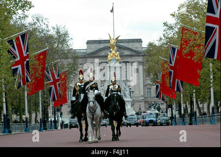 London, UK, 19. Oktober 2015, Mitglieder von The Blues and Royals der Household Cavalry in The Mall vor Buckingham Palace mit der Union und chinesische Fahnen in der Vorbereitung für Morgen Besuch des chinesischen Präsidenten Xi. Bildnachweis: JOHNNY ARMSTEAD/Alamy Live-Nachrichten Stockfoto