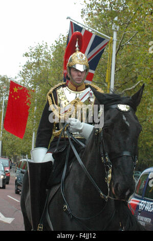 London, UK, 19. Oktober 2015, Mitglieder von The Blues and Royals der Household Cavalry in The Mall vor Buckingham Palace mit der Union und chinesische Fahnen in der Vorbereitung für Morgen Besuch des chinesischen Präsidenten Xi. Bildnachweis: JOHNNY ARMSTEAD/Alamy Live-Nachrichten Stockfoto