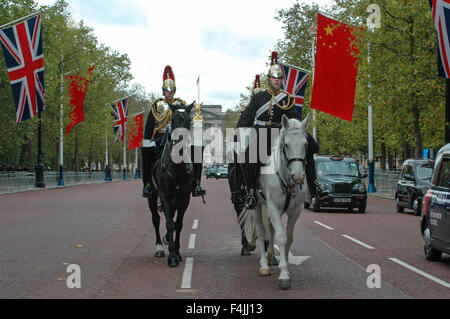 London, UK, 19. Oktober 2015, Mitglieder von The Blues and Royals der Household Cavalry in The Mall vor Buckingham Palace mit der Union und chinesische Fahnen in der Vorbereitung für Morgen Besuch des chinesischen Präsidenten Xi. Bildnachweis: JOHNNY ARMSTEAD/Alamy Live-Nachrichten Stockfoto