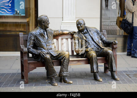 Statuen von Franklin D Roosevelt und Winston Churchill auf eine Bank, New Bond Street, London, Großbritannien, UK Stockfoto