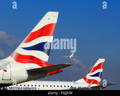 British Airways Flugzeug abheben und zwei BA-Heckflossen, London City Airport, London, England, UK Stockfoto