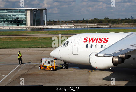 HB-IXP Schweizer British Aerospace Avro RJ100 am London City Airport. Großbritannien, UK Stockfoto