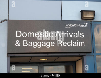 Inländische Ankünfte und Gepäck zurückfordern Schild am London City Airport, London, UK Stockfoto