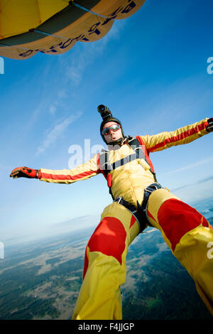 Porträt des Menschen freien Fall aus Heißluftballon Stockfoto