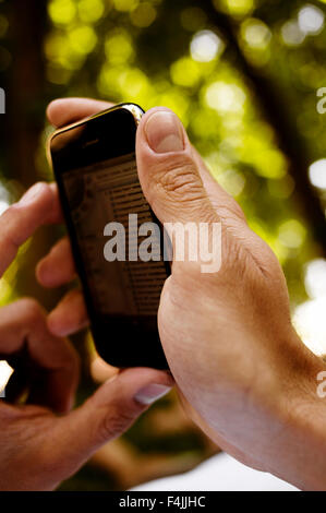Mans Hände halten Handys Stockfoto