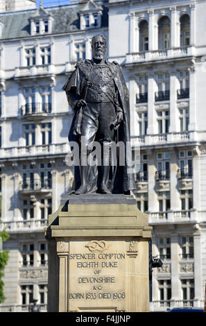 Statue von Spencer Compton Cavendish, 8. Herzog von Devonshire, Whitehall, London, England, UK Stockfoto