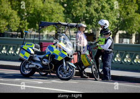 Rikscha, London, Polizei stoppen und Frage eine Rikscha Fahrer, London, England, UK Stockfoto