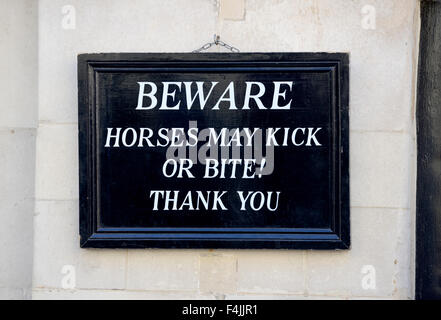 Hüten Sie sich vor Pferden kann Kick oder beißen, Zeichen, Horse Guards, London, UK Stockfoto