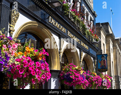 dh Lawnmarket THE ROYAL MILE EDINBURGH Deacon Brodies Tavern Edinburgh Schild und Hängekörbe brodie Korb Stockfoto