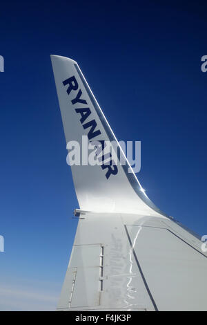 Ryanair, Ryanair Flugzeug mit Ryanair Namen am Flügel. Stockfoto