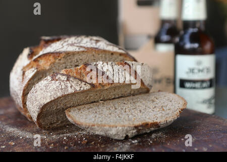 Brotlaib Bier mit Schwerpunkt Fläschchen Bier Stockfoto