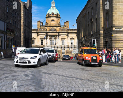 dh The Mound THE ROYAL MILE EDINBURGH Edinburgh Verkehr und Bank of Scotland Hauptquartier Stadtautos Stockfoto