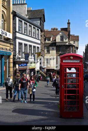 dh Altstadt High Street DIE ROYAL MILE EDINBURGH Red Säule box Menschen Touristen zu Fuß Straßen historisch Stockfoto