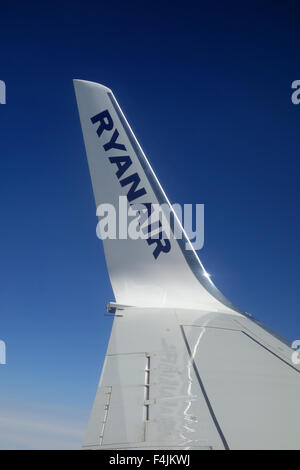 Ryanair, Ryanair Flugzeug mit Ryanair Namen am Flügel. Stockfoto