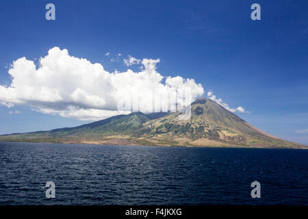 Eine Ansicht des Gunung Api Vulkan Island, Indonesien Stockfoto