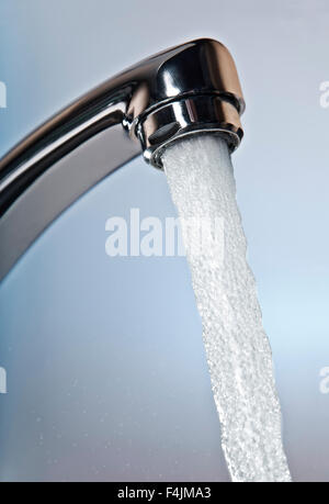 Wasser fließt aus einem Wasserhahn Stockfoto