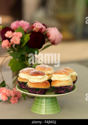 Schweden, Stockholm Bromma, Cupcakes mit Cream auf cakestand Stockfoto